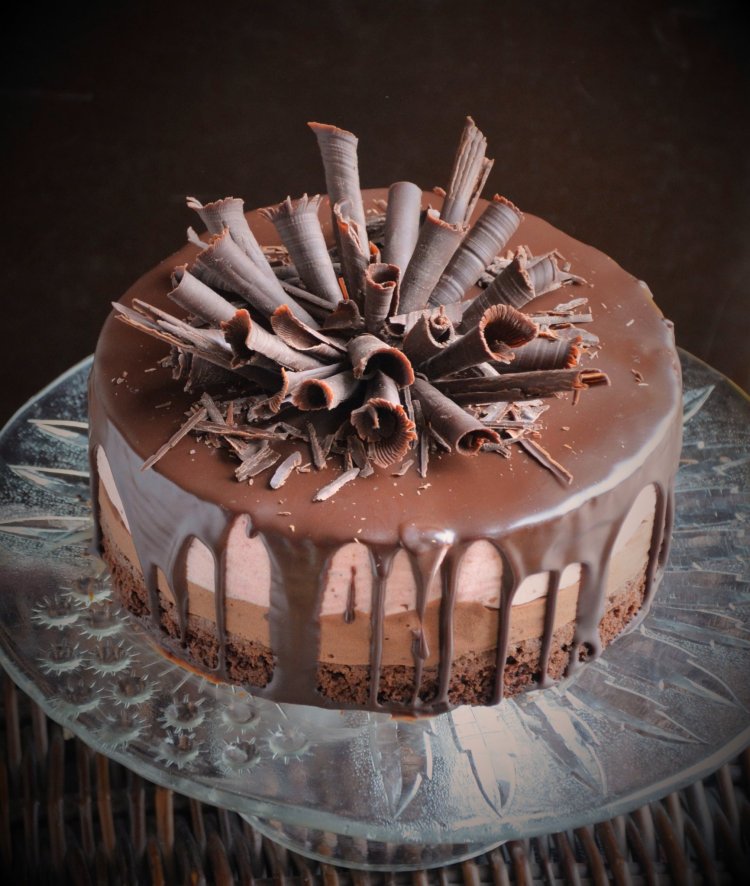 Csurgatott csoki-eper mousse torta recept csokiszivarkákkal
